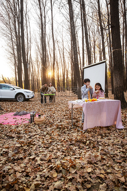 秋天幸福家庭在户外露营野餐图片