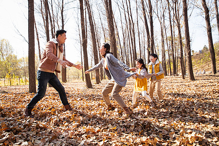 秋天幸福家庭在户外做游戏图片