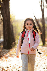 苫小牧公园风光秋天户外小路上可爱的小女孩背景