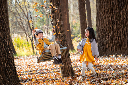 秋天快乐的儿童们在户外玩耍图片