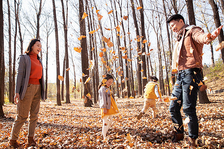 幸福家庭秋天在户外玩耍图片