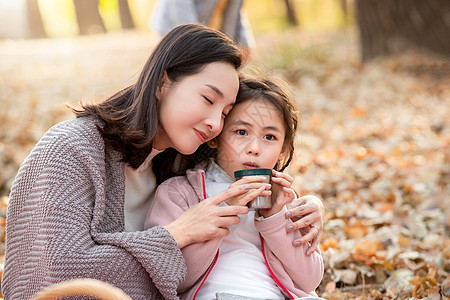 户外郊游幸福的母女图片