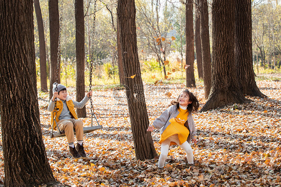 秋天快乐的儿童们在户外玩耍图片