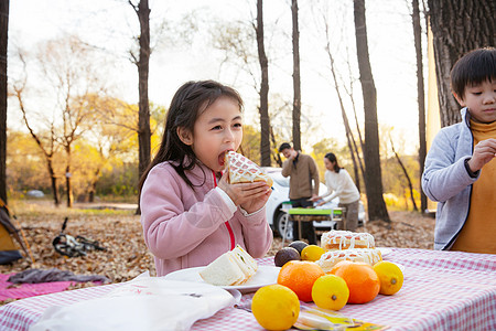 秋天幸福家庭在户外露营野餐图片