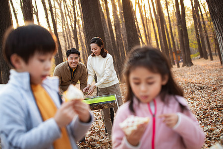 秋天幸福家庭户外烧烤野餐图片