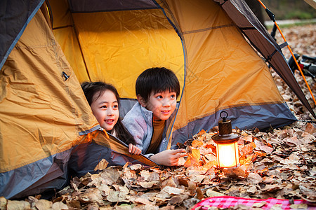户外郊游帐篷里的儿童图片