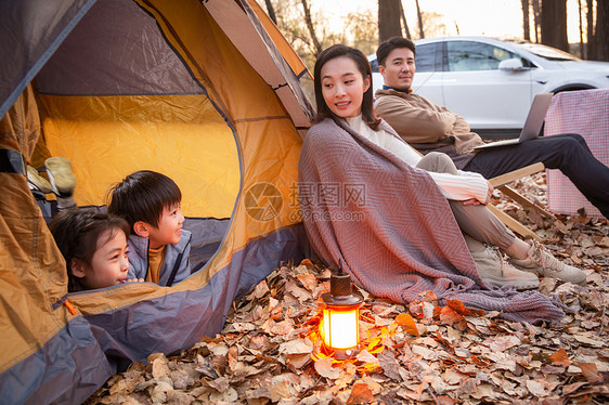 秋天幸福家庭户外露营图片