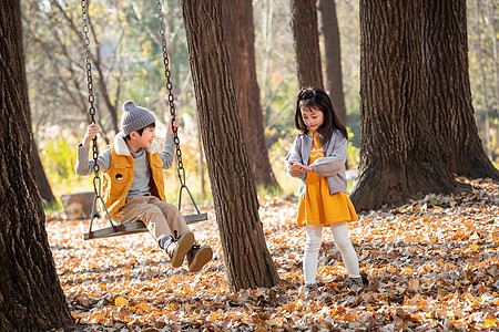 秋天户外快乐的儿童们一起玩耍图片
