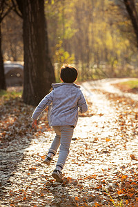 跑步背影快乐男孩在户外奔跑的背影背景