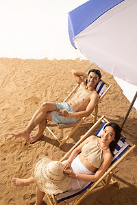 浪漫的年轻情侣在沙滩上图片