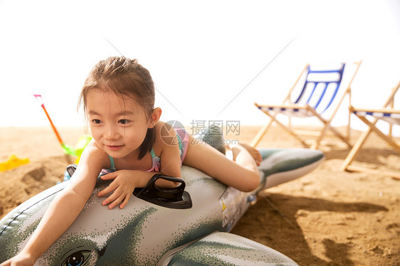 可爱的小女孩在沙滩上玩耍图片