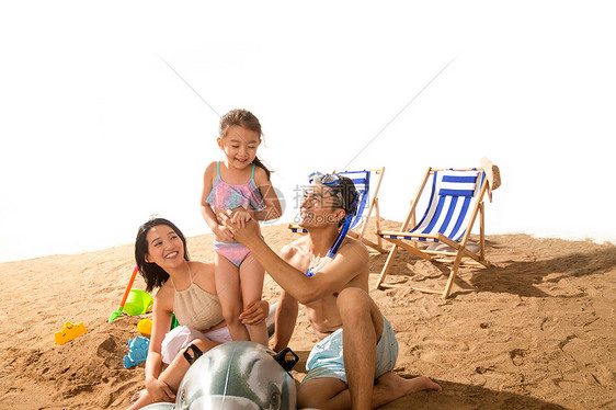 幸福家庭在沙滩上玩耍图片