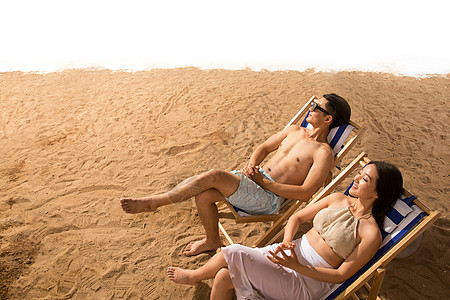 浪漫的年轻情侣在沙滩上图片