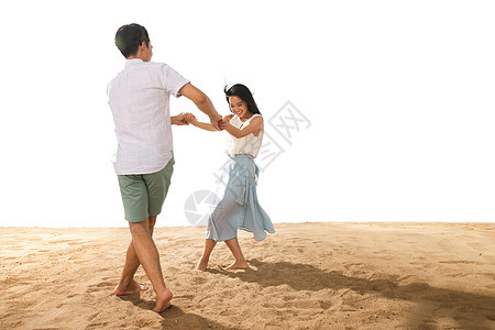年轻情侣在沙滩上玩耍图片
