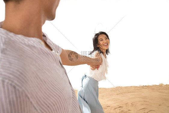 浪漫的年轻情侣在沙滩上玩耍图片