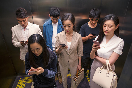 商务青年男女乘电梯图片