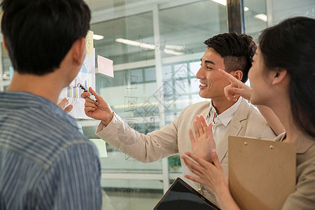 商务青年男女在开会图片