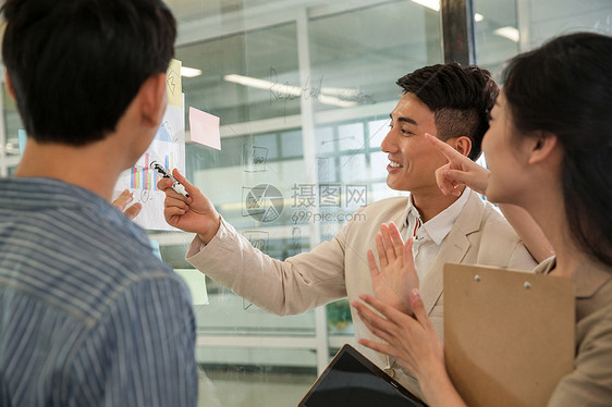 商务青年男女在开会图片