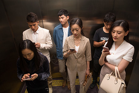 商务青年男女乘电梯图片