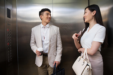 商务青年男女乘电梯图片