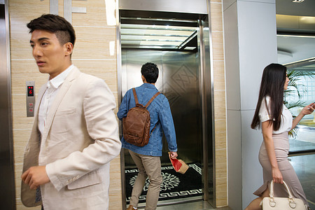 商务男女乘电梯图片