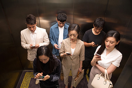 商务青年男女乘电梯图片