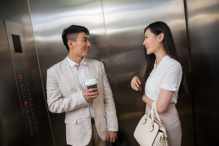 商务青年男女乘电梯图片