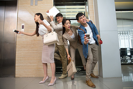 商务男女挤电梯图片