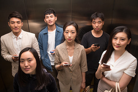 商务青年男女乘电梯背景图片