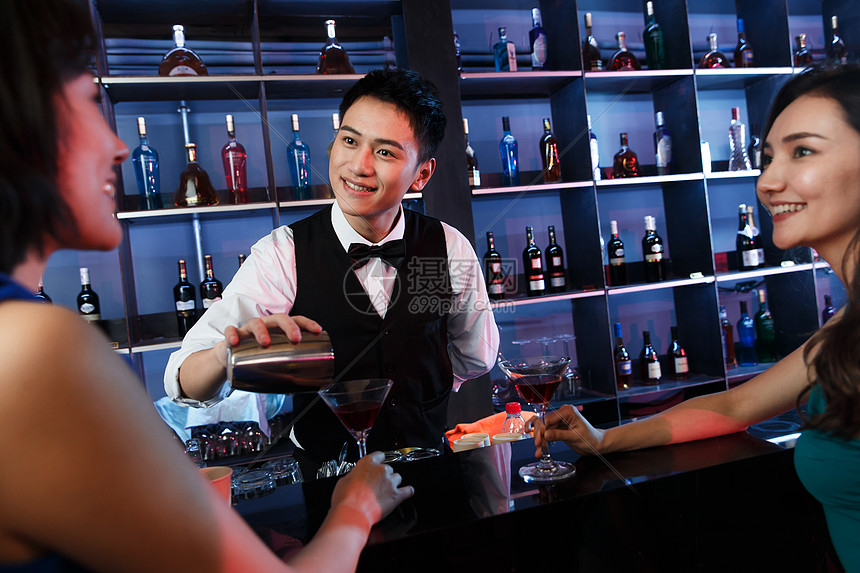 快乐的青年人在酒吧喝酒图片