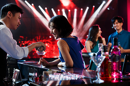 照片  |快乐的青年人在酒吧喝酒照片  |快乐的青年人在酒吧喝酒照片