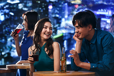 夜店啤酒快乐的青年人在酒吧喝酒背景