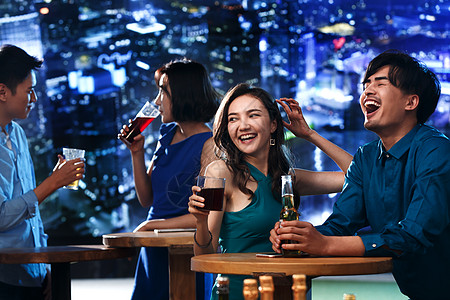 快乐的青年人在酒吧喝酒图片