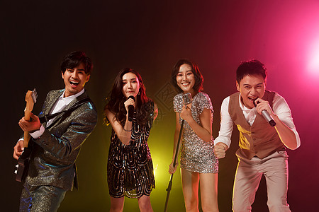 快乐的青年人唱歌跳舞图片素材