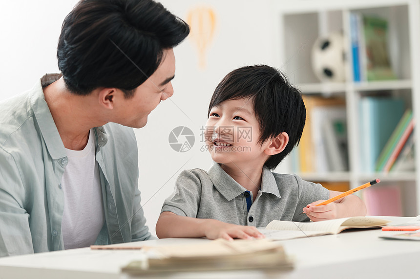 爸爸辅导儿子做作业高清图片下载-正版图片507674684-摄图网