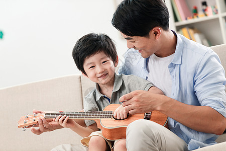 快乐的父子在弹吉他图片