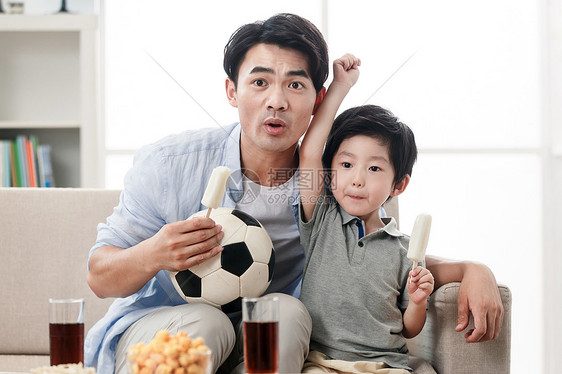欢乐的父子在看足球赛图片