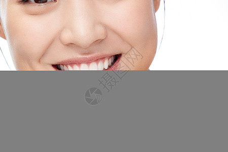 洋甘菊和漂亮女人的牙齿特写图片