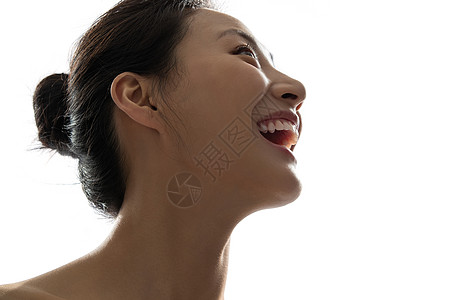 仰着头的兔子图片