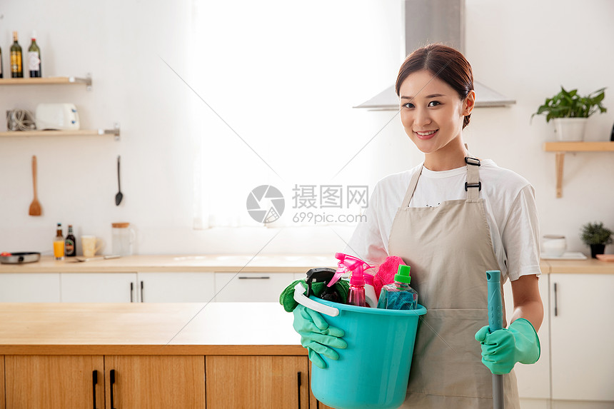 青年女人打扫房间图片