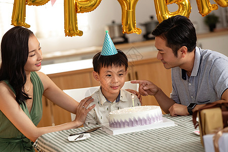 欢乐的一家三口庆祝生日图片