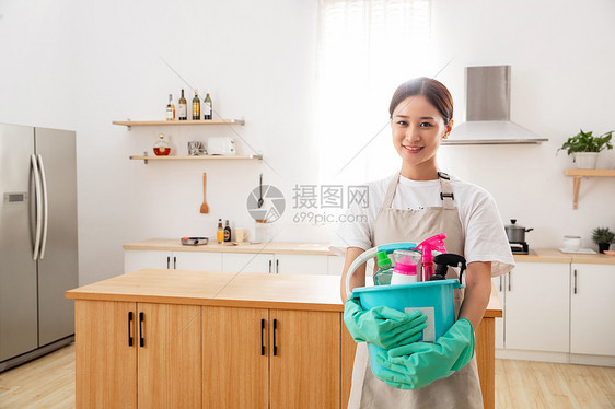 青年女人打扫房间图片