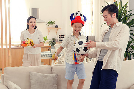 在家玩耍的快乐一家人图片