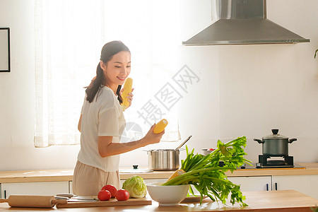 青年女人在厨房里做饭图片