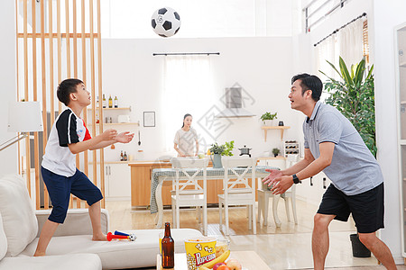 父亲和儿子在家玩足球图片