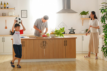 在厨房里的幸福家庭图片