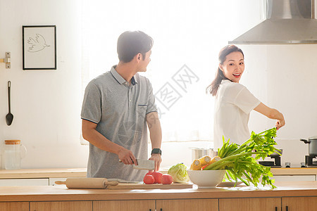 年轻夫妇在厨房做饭图片