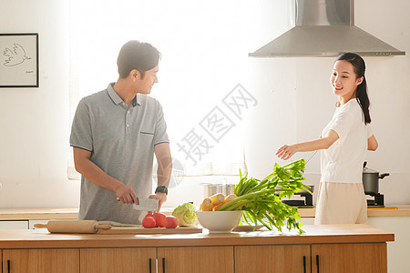 年轻夫妇在厨房做饭图片