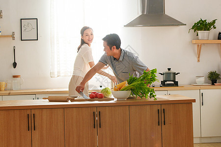 年轻夫妇在厨房做饭图片