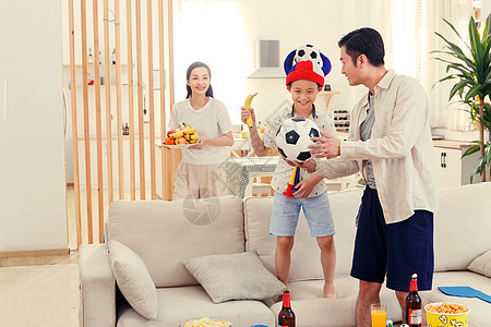 幸福的一家人在家玩耍图片